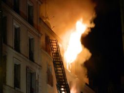 Bomberos trabajan para extinguir el fuego en el inmueble. AFP / J. Bourge