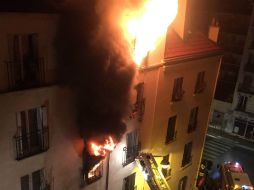 El fuego comenzó en una escalera de la planta baja, señalan bomberos. AFP / N. Grandjean