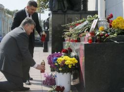 El lunes, una protesta contra esta medida causó la muerte de tres militares frente al parlamento, donde Poroshenko rinde tributos. EFE / ARCHIVO