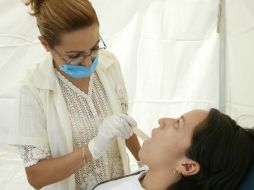 Los exámenes dentales periódicos aseguran la detección y el tratamiento de estas enfermedades. EL INFORMADOR / ARCHIVO