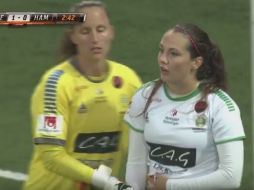 La jugadora Helen Eke (der) recibe apoyo de la portera de su equipo luego del autogol. YOUTUBE /