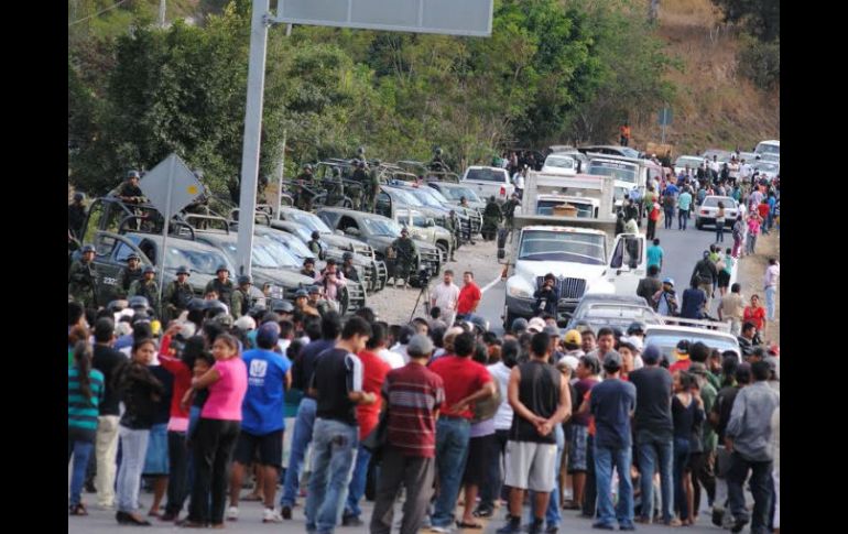 Los cuatro policías comunitarios son entregados en el retén que mantienen sobre el boulevard de Petaquillas. SUN / ARCHIVO