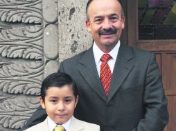 El festejado. Nicolás con su padrino, Juan Carlos Uribe.  /