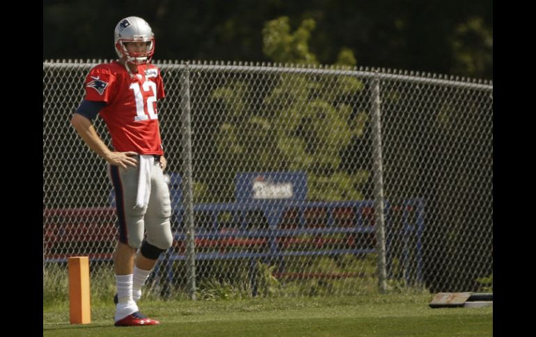En tanto se define el caso, Tom Brady se prepara para una práctica. EFE / S. Savoia