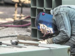 Armando, durante su jornada en la obra del Mercado Corona; demora tres horas en llegar a su empleo. EL INFORMADOR / R. Tamayo