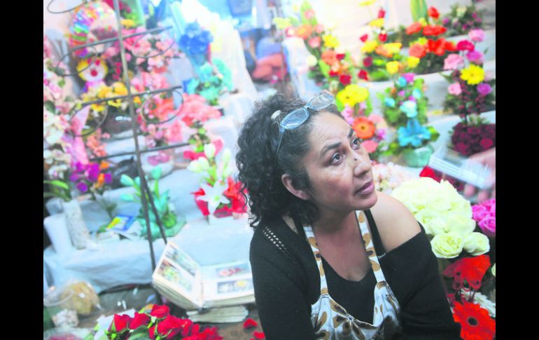 Aurora Galván pide que las florerías se queden en el área exterior para que no se dañen los productos. EL INFORMADOR / M. Vargas