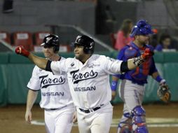 Lew Ford y Carlos Valencia celebran el triunfo, Tijuana llegó a estar 0-2 en la serie. NTX / E. Jaramillo