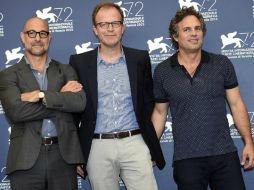Stanley Tucci (i) posa junto el director Thomas Joseph McCarthy (c) y Mark Ruffalo (d) durante la presentación de 'Spotlight'. EFE / C. Onati