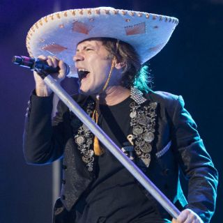 Vocalista de Iron Maiden atribuye su cáncer al sexo oral