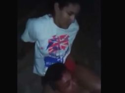 Monique Bastos inmovilizó al asaltante con un triángulo, una llave que inhabilita al adversario. YOUTUBE / robert vilca