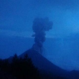 Registran caída de ceniza volcánica en zona conurbada de Colima