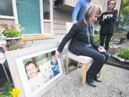 Lamento. Tima Kurdi, tía de Aylan (izquierda), llora junto a una fotografía de dos de los niños fallecidos en el naufragio. AP /