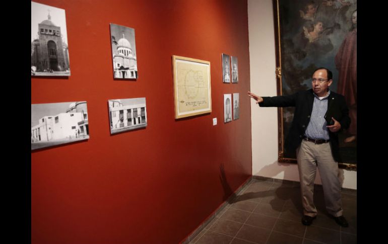 Eduardo Gómez Becerra, director del MAS, presenta algunas de las piezas que rescatan el trabajo arquitectónico de Pedro Castellanos. EL INFORMADOR / A. García