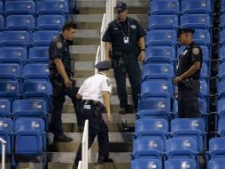 El aparato se rompió en pedazos al caer y el partido quedó interrumpido. AFP / M. Stockman