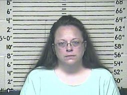 Kim Davis permanece en prisión por negarse a emitir licencias de matrimonio a parejas homosexuales a pesar de ser legal. EFE /