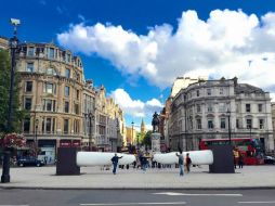 Los dedos funcionan en un espacio que sirve usualmente de paso peatonal. FACEBOOK / Rivelino Escultor