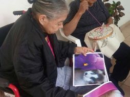 María Asunción se había caído y no podía salir de su casa, pero eso no le impidió cuidar de sus 13 gatos. ESPECIAL / M. Catedral