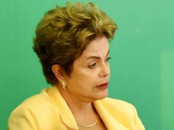 ''Cuando pasas dificultades, necesitas preservar los programas, porque cuando la dificultad pasa, debes poder avanzar'', dice Rousseff. AFP / ARCHIVO