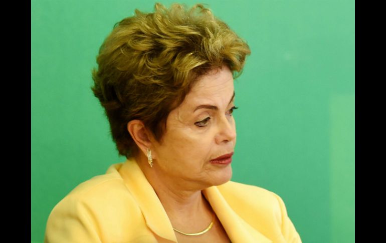 ''Cuando pasas dificultades, necesitas preservar los programas, porque cuando la dificultad pasa, debes poder avanzar'', dice Rousseff. AFP / ARCHIVO