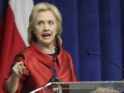 Hillary Clinton resalta que Donald Trump es bueno para para teorías de conspiración y para difamar a otros individuos. AFP / ARCHIVO