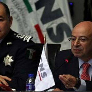 Renato Sales dialoga con mandos de la Policía Federal