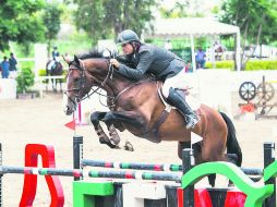 Antonio Maurer, montando a 'El Don', realiza su recorrido durante el Clásico a 1.45 metros realizado ayer. EL INFORMADOR / P. Franco