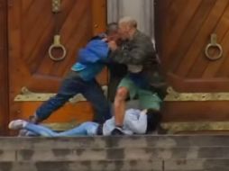 Mientras la mujer huye, el agresor dispara contra el indigente, antes de que la policía lo abata frente a los transeúntes. YOUTUBE / O DIA