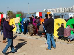 La IM convocó a sus habitantes a pintar las letras, normalmente blancas, con los colores de la bandera del orgullo LGBT. EFE / J. Mazzoni