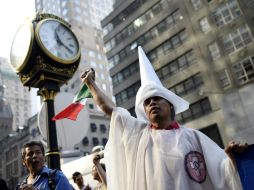 Un hombre durante una protesta en Nueva York contra los comentarios que Donald Trump hizo sobre los mexicanos. EFE / J. Lane