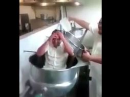 El proceso implica a los involucrados en el video donde se observa a uno de ellos tomando un baño dentro de una olla. YOUTUBE / Mexicoviral