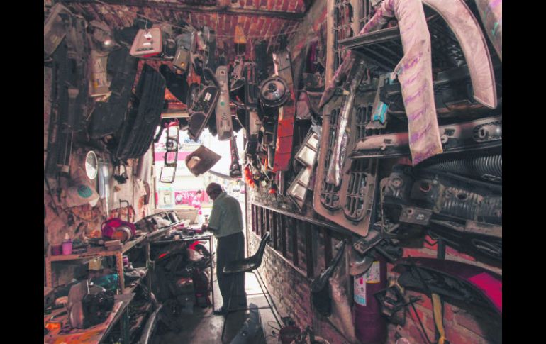 Nos parece una gracia el hecho de que uno llegue a la famosa zona de 5 de febrero y le ofrezcan las autopartes robadas como quien ofrec EL INFORMADOR / A. García