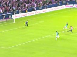 El primero. Marco Fabián empalmó así el balón para abrir el marcador en el StubHub Center. ESPECIAL / TDN