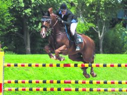 Francisco Lomelín, jinete del Club Hípico Santa Fe, a lomos de “Mike” se llevó la Copa de salto con obstáculos a 1.40 metros. EL INFORMADOR / F. Atilano