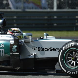 Queda en suspenso el triunfo de Lewis Hamilton