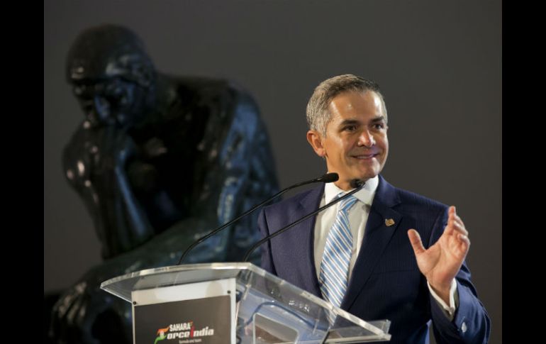 El jefe de gobierno del DF invita a los jóvenes para que busquen diversas oportunidades con el programa ''Educación por ti''. AP / R. Blackwell