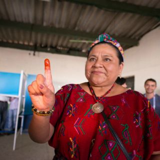 Menchú llama a guatemaltecos a hacer uso de su derecho y votar