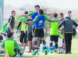 Héctor Herrera (de frente) festeja una jugada con Javier Aquino durante el entrenamento del Tri en Dallas. MEXSPORT / O. Martinez