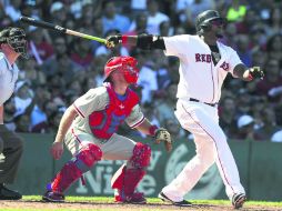El jugador de los Medias Rojas, David Ortiz pega de jonrón durante el juego de ayer ante los Filis. AP / S. Senne