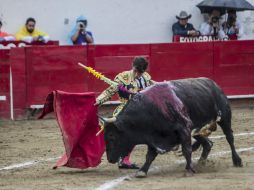 El novillero español Rafael Serna mostró buena técnica con la muleta para cuajar series que le fueron aplaudidas por el público. EL INFORMADOR / R. Tamayo