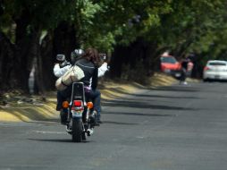 No se aplican con rigor las multas para quienes circulan sin casco en sus motos. EL INFORMADOR / ARCHIVO