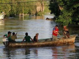 Los socorristas y pobladores después de rescatar el cuerpo esperaron la llegada del Ministerio Público. NTX / ARCHIVO