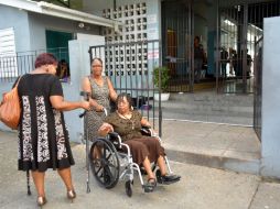 La gente se presenta a votar sin importar su condición. AFP / A. Viarruel