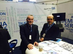 El subsecretario de Salud, Eduardo González Pier (d) hizo una presentación del sistema de salud de México. TWITTER / @JR_MerseyCare