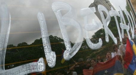 La RCTV dejó de emitir el 27 de mayo de 2007, durante el gobierno de Hugo Chávez. AP / ARCHIVO