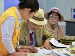 Unos 66 mil surcoreanos, muchos octogenarios y nonagenarios, están en una lista de espera para participar en un encuentro. AFP / J. Yeon-je