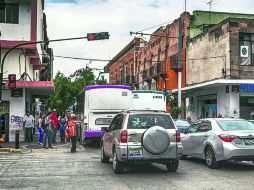 Los camiones y vehículos que utilizan la ruta alterna de San Felipe en su cruce con Avenida Alcalde no siempre logran pasar a tiempo. EL INFORMADOR / R. Tamayo