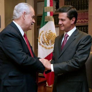 Peña Nieto pide a Basáñez defender a mexicanos en EU