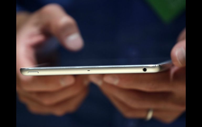 La lectura en dispositivos móviles democratiza e inspira esta práctica. AP / ARCHIVO