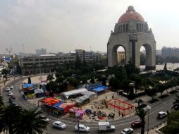 Personal de Servicios Humanos del DF realiza trabajos de limpieza en las carpas que instalaron profesores disidentes. SUN / F. Ramírez