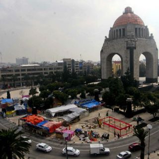 Maestros limpian campamento en Monumento a la Revolución